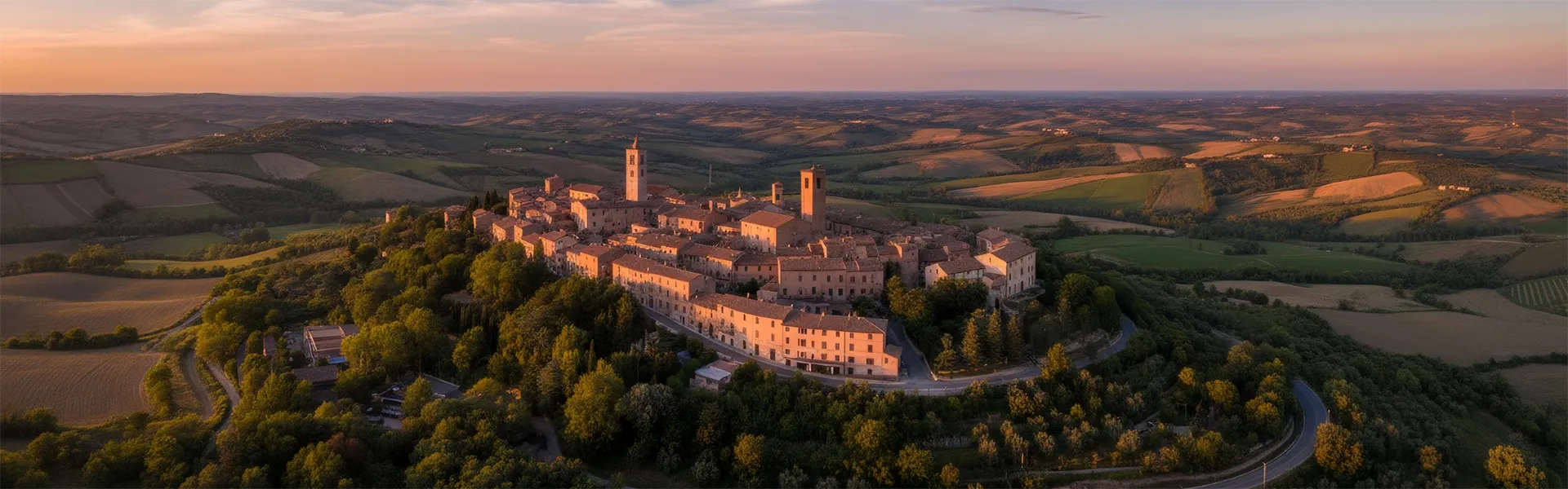 Panorama di Corridonia al tramonto — campagna marchigiana